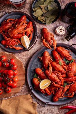 Ahşap zemin üzerinde bira ile kaynatılmış kerevit.