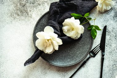 Beton zemin üzerinde beyaz güller olan yer ayarı