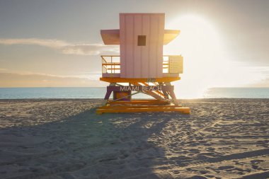 Miami South Beach cankurtaran evi renkli bir sanat deco tarzıyla