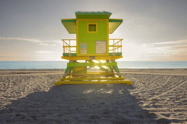 Miami South Beach cankurtaran evi renkli bir sanat deco tarzıyla