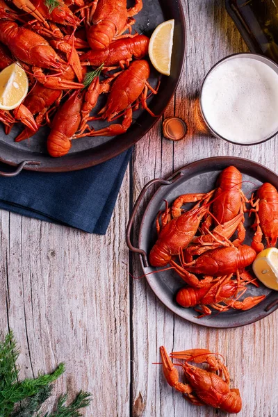 Ahşap zemin üzerinde bira ile kaynatılmış kerevit.