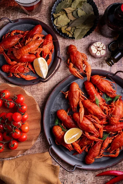 Ahşap zemin üzerinde bira ile kaynatılmış kerevit.