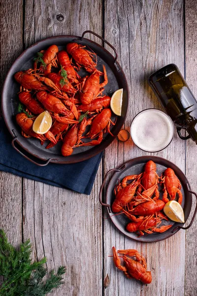 Ahşap zemin üzerinde bira ile kaynatılmış kerevit.