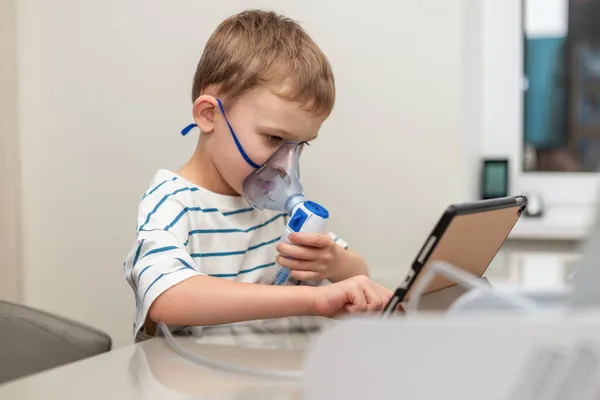 Çocuk Maske Takıyor Tablette Çizgi Film Seyrediyor — Stok fotoğraf