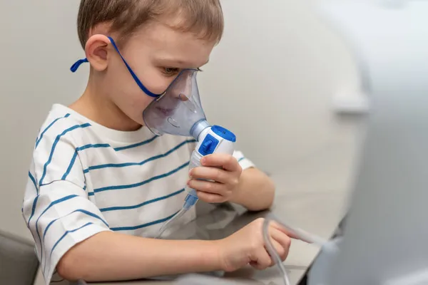 Menino Casa Respirando Remédio Uma Máscara Com Nebulizador — Fotografia de Stock