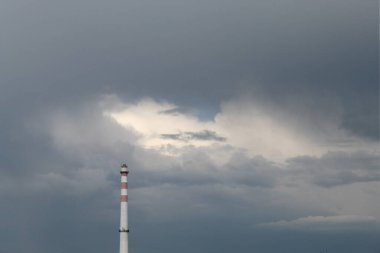 Bulutlu gökyüzündeki deniz feneri