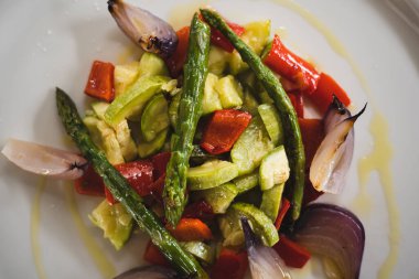 Kuşkonmaz ve biberli soğan salatası.