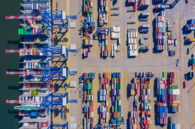 Deniz limanından gelen konteyner gemisi sevkiyat ve konteyner deposu için çalışıyor. Küresel lojistik kavramına taşımacılık veya ithalat için uygun kullanım.