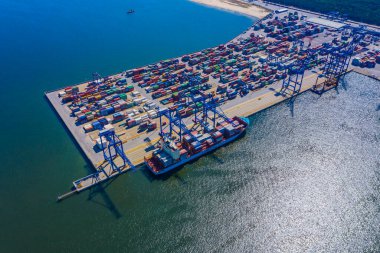 İş ve lojistik ihracat ve ithalat yapan konteyner gemisi. Kargoyu vinçle limana götürüyorum. Uluslararası su taşımacılığı. Hava görünümü ve üst görünüm.