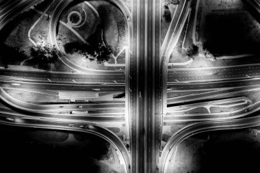 Gece Meşgul Karayolu Yol Kavşaklar Yukarıda Havadan Görünümü. Kesişen Otoban Yolu Üst Geçidi. Siyah Beyaz