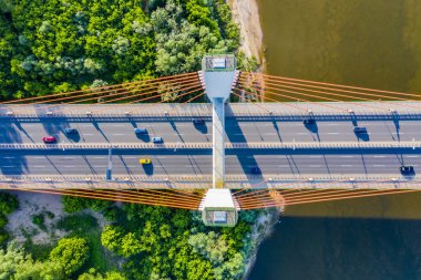 Hava drone uçuş üstte otoyol yoğun şehir acele saat ağır trafik reçel karayolu görünümü. Araç kavşağının havadan görünümü, yolda arabalarla zirve saatinde trafik. Köprü üst görünümü