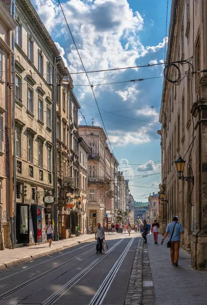 Lviv, Ukrayna 07.07.2021. Ukrayna 'nın eski Lviv kasabasında, güneşli bir yaz gününde