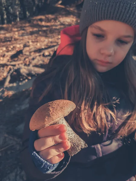 소녀는 티투스 버섯을 있습니다 — 스톡 사진
