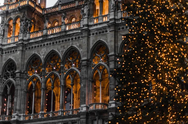 主圣诞树和市政厅拱门的景观 — 图库照片