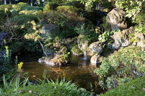 Jardín Japonés Con Una Pequeña Cascada — Foto de Stock