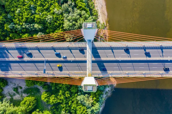 Hava drone uçuş üstte otoyol yoğun şehir acele saat ağır trafik reçel karayolu görünümü. Araç kavşağının havadan görünümü, yolda arabalarla zirve saatinde trafik. Köprü üst görünümü