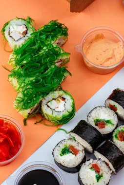 Suşi tek kullanımlık bir konteynırda yuvarlanıyor.