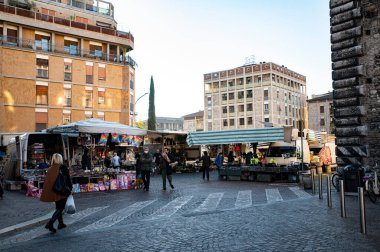 Terni, İtalya 24 Kasım 2021: Terni şehrinde haftalık pazar