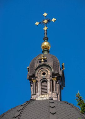 Lviv, Ukrayna 07.07.2021. Ukrayna 'nın eski Lviv kasabasındaki Bernardine manastırı güneşli bir yaz sabahında