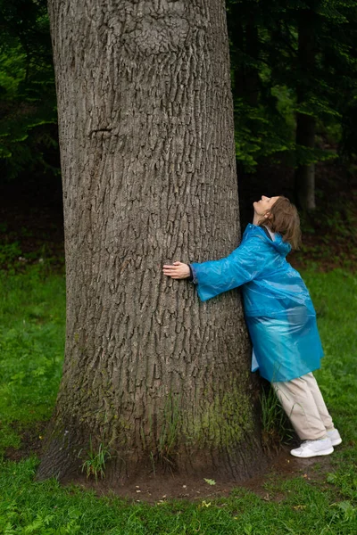 Jovem Mulher Inclinada Para Tronco Árvore Floresta Verão — Fotografia de Stock
