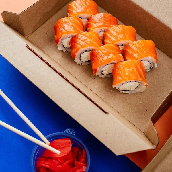 Bułki Sushi Pojemniku Jednorazowym — Zdjęcie stockowe