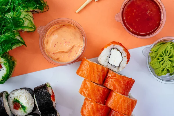 Bułki Sushi Pojemniku Jednorazowym — Zdjęcie stockowe