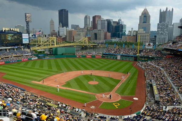 Pittsburgh Korsanları, arka planda Pittsburgh şehir merkezinde PNC Park 'ta bir oyun oynuyor.