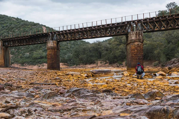 Молодой Фотограф Рюкзаке Кепке Фотографирует Старый Железный Мост Через Рио — стоковое фото