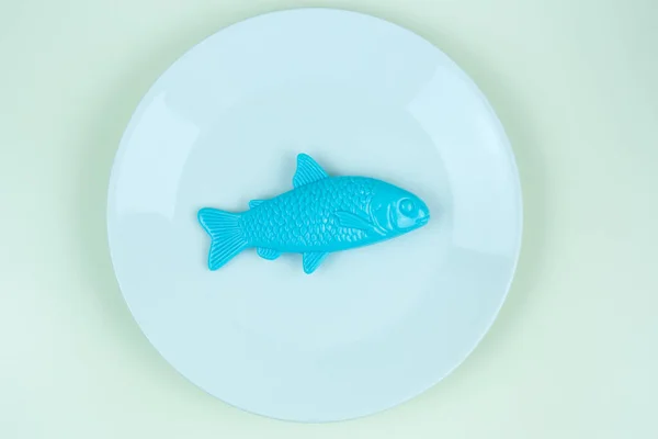 Biała Ryba Niebieskim Tle — Zdjęcie stockowe
