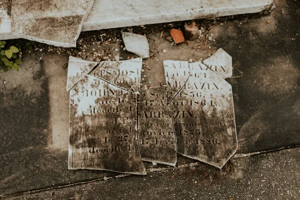 破碎的墓碑被放回新奥尔良的一个公墓 — 图库照片