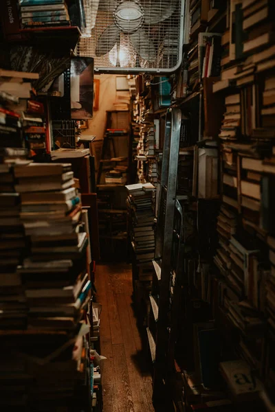 Livros Empilhados Chão Teto Livraria Nova Orleans — Fotografia de Stock