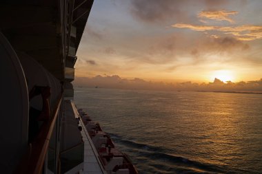 Deniz ve gökyüzü manzarası