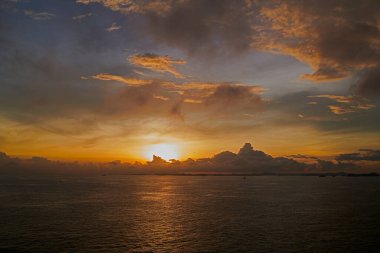 Denizin üzerinde gün batımı