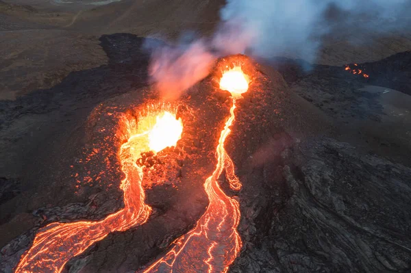 Feuerflamme Auf Dem Hintergrund Des Meeres — Stockfoto