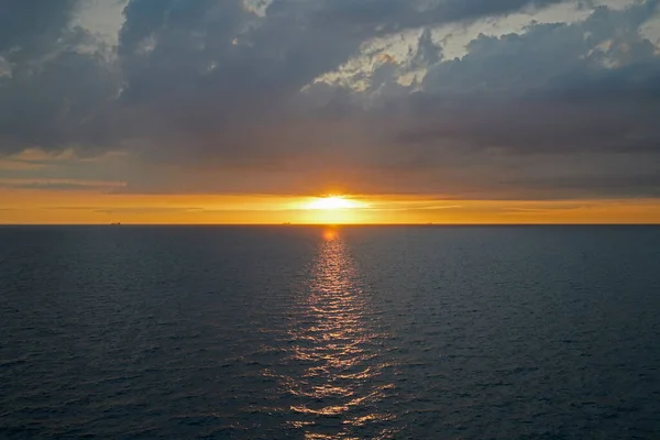 Kaunis Auringonlasku Yli Meren — kuvapankkivalokuva