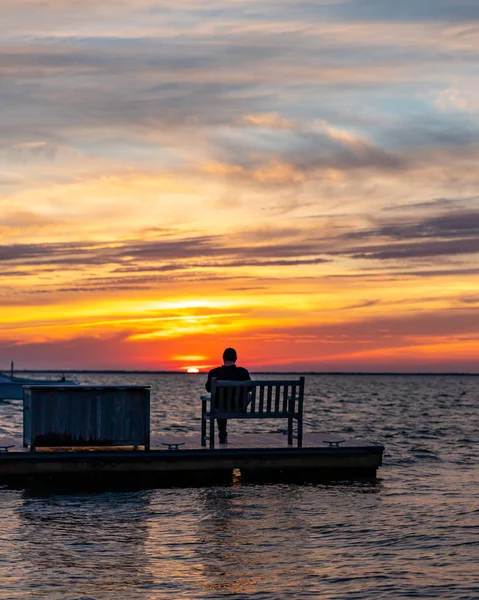 Silhouette Eines Mannes Strand Bei Sonnenuntergang — Stockfoto