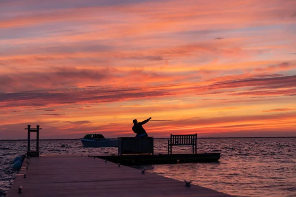 Silhueta Uma Mulher Praia Pôr Sol — Fotografia de Stock