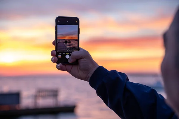 Man Holding Smartphone Sunset Sky — 图库照片