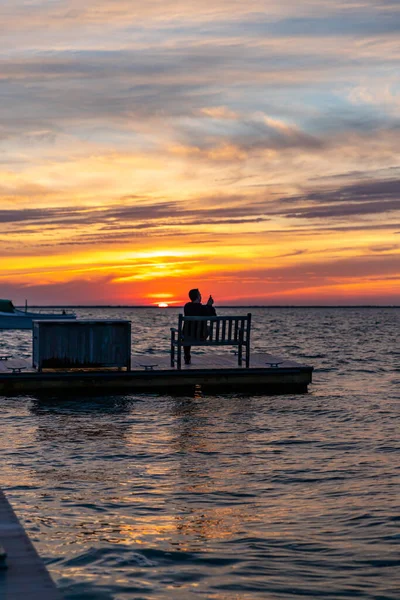 Hombre Sentado Muelle Tomando Fotos Increíble Puesta Sol — Foto de Stock