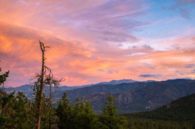 Kuzey çağlayanlarda inanılmaz pembe günbatımı