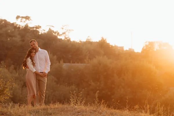 Loving Wedding Couple Outdoor Rays Sunset — 图库照片