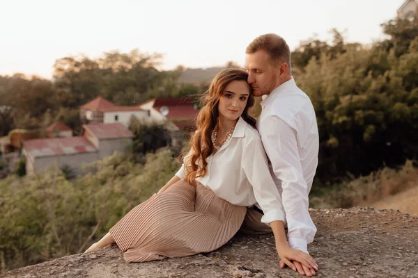 Loving Wedding Couple Outdoor Rays Sunset — Zdjęcie stockowe