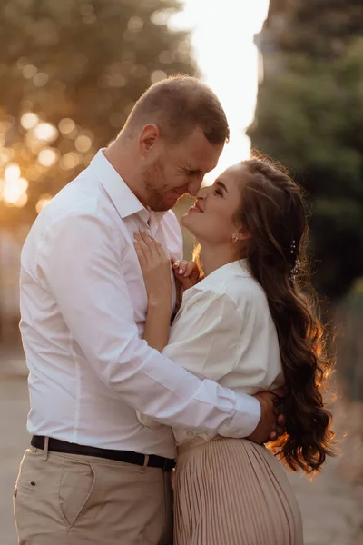 Loving Wedding Couple Outdoor Rays Sunset — Stockfoto