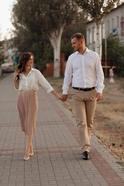 Loving Wedding Couple Outdoor Rays Sunset — Zdjęcie stockowe