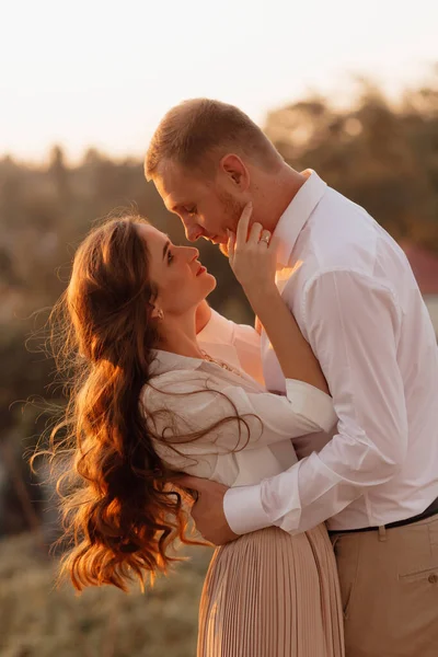 Loving Wedding Couple Outdoor Rays Sunset — Stockfoto