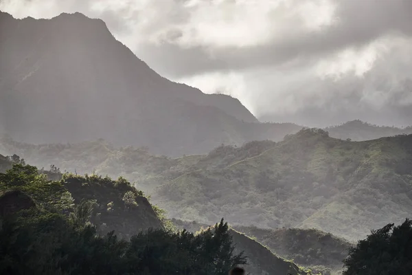 Yağmurdan Sonra Kauai Nin Bulutlu Dağları — Stok fotoğraf