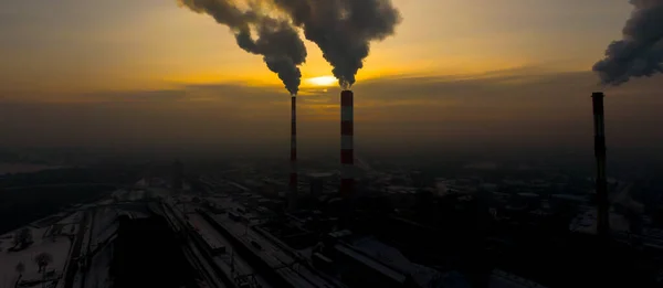 Emissões Usinas Elétricas Vistas Acima Cidade Durante Nascer Sol Poluição — Fotografia de Stock