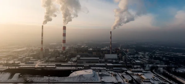 煙突から煙と工業地帯 植物や工場の空中ビュー 大気汚染の概念 パノラマ — ストック写真