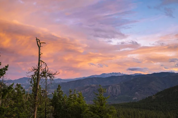 Kuzey çağlayanlarda inanılmaz pembe günbatımı