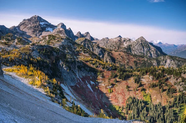 Niesamowita Scena Górska Złotymi Modrzewiami — Zdjęcie stockowe